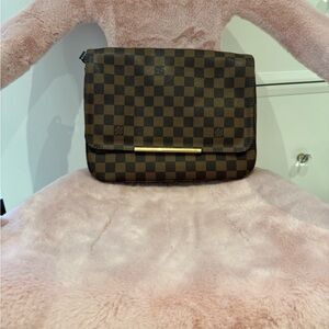 ⭐️Matching Louis Vuitton Crossbody Bag and Wallet ⭐️